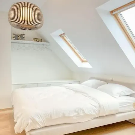 Bright Duplex Apartment With 3 Bedrooms *
