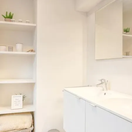 Bright Duplex Apartment With 3 Bedrooms *