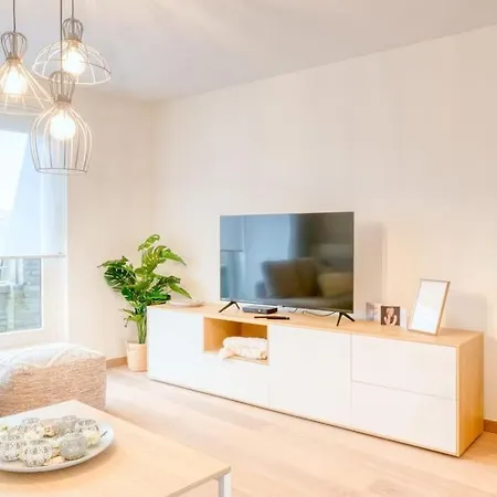 Lively Coastal Haven 3bd Retreat דירה *
